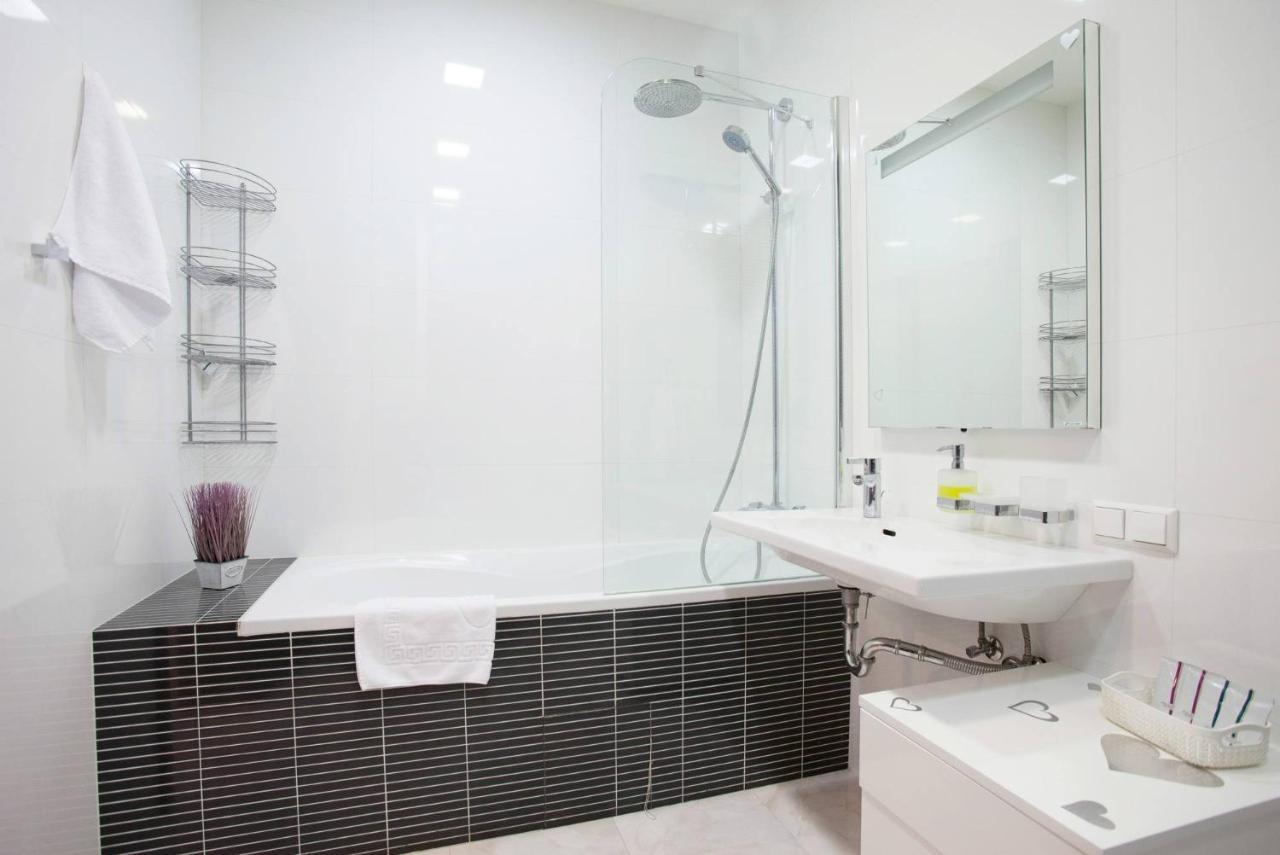 Navit Apartments With Breakfast, Near The Railway Station, The City Center And The Park Kiev Esterno foto